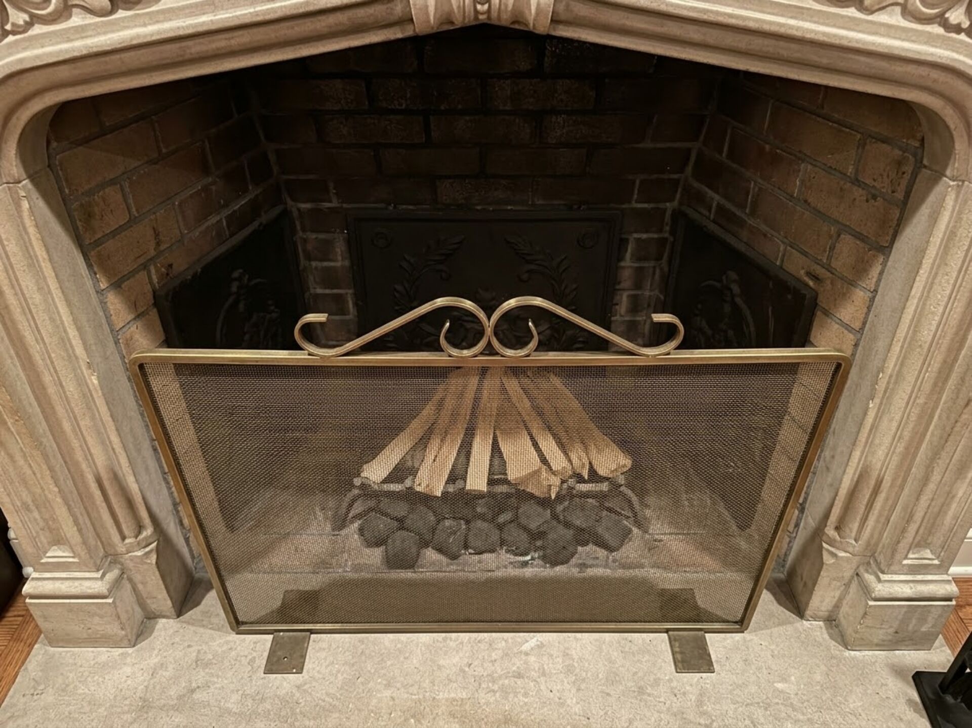 Fireplace screen in patinated gold iron