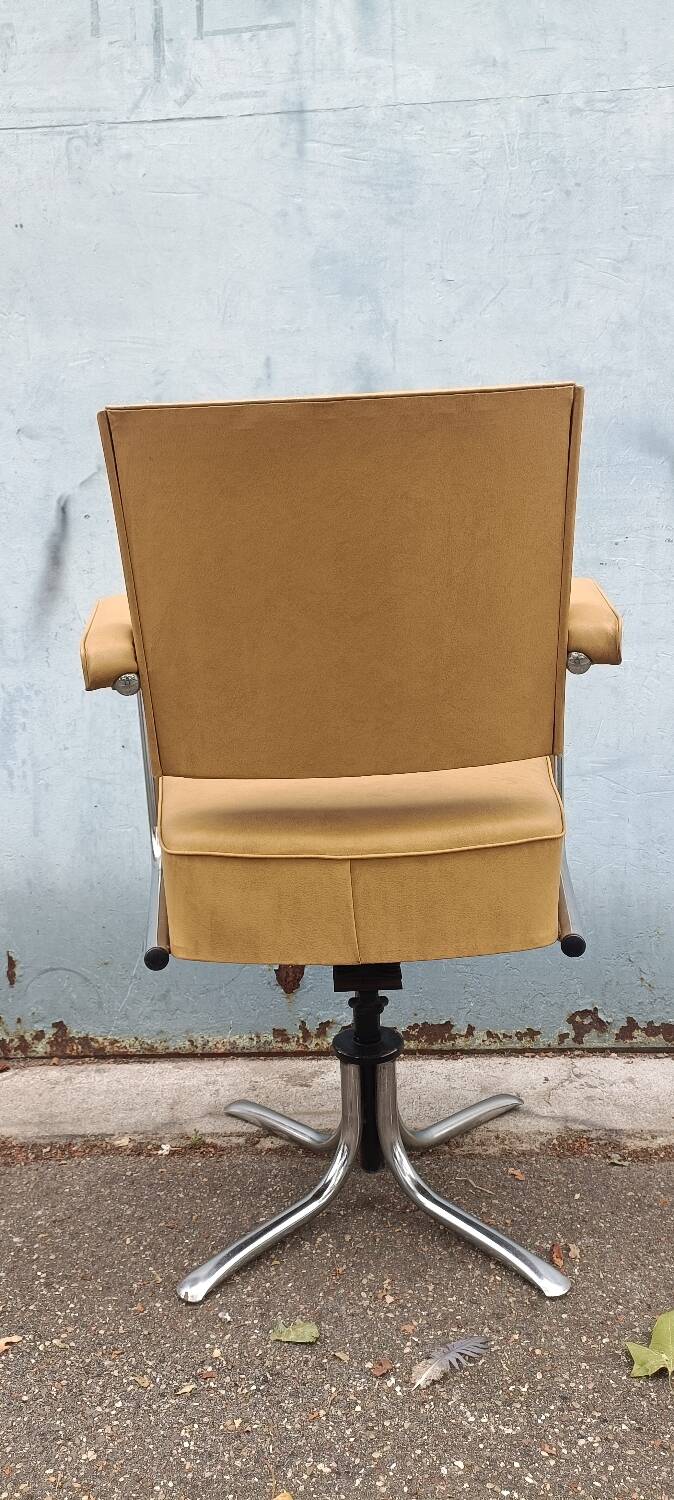 Tulip-shaped office chair