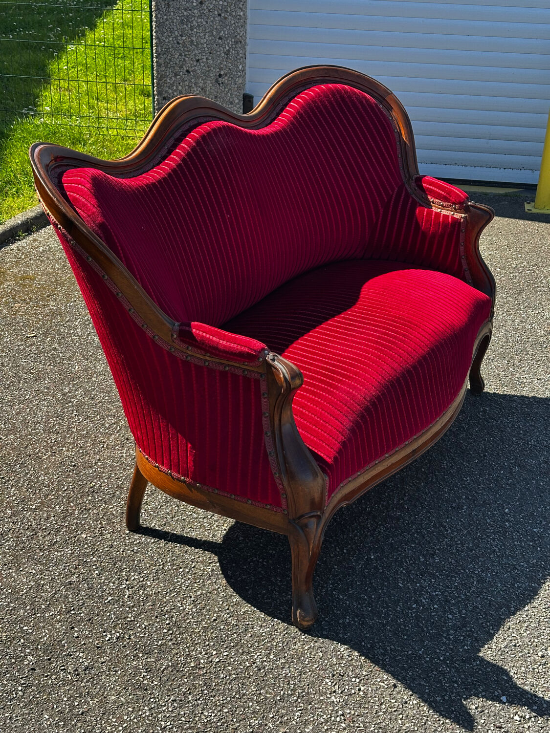 Louis XV style canapé in moulded wood – red velvet fabric – 19th century