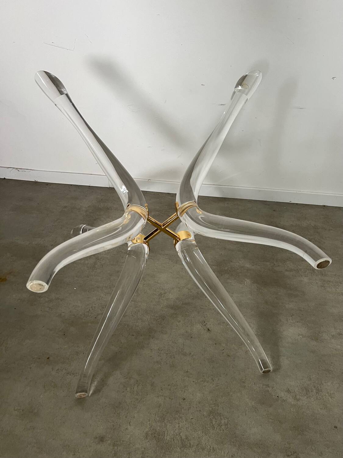 Venice model round dining table from Madelia by Paris Altuglas foot