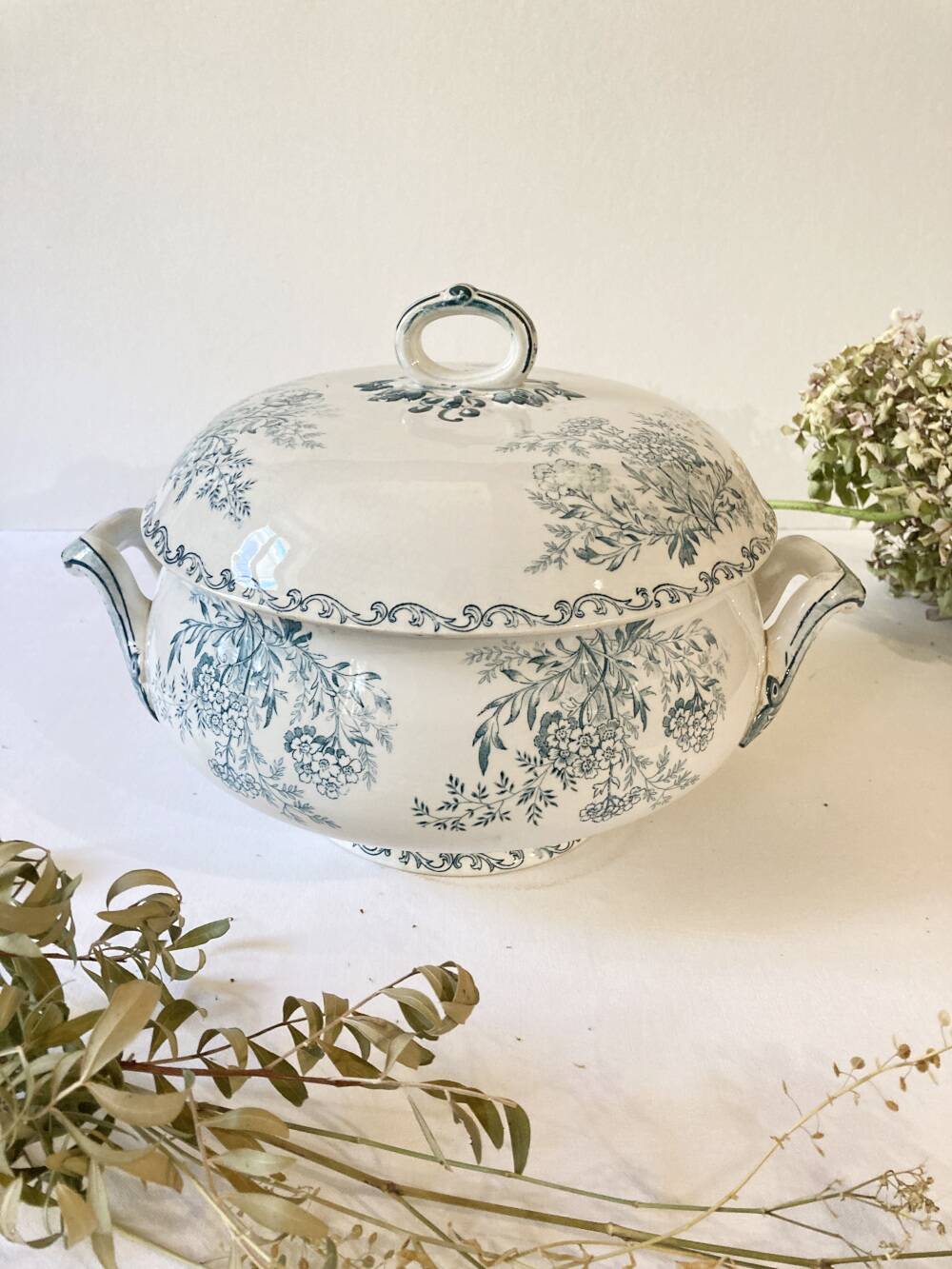 Iron earth soup tureen, Sarreguemines, Eglantine model