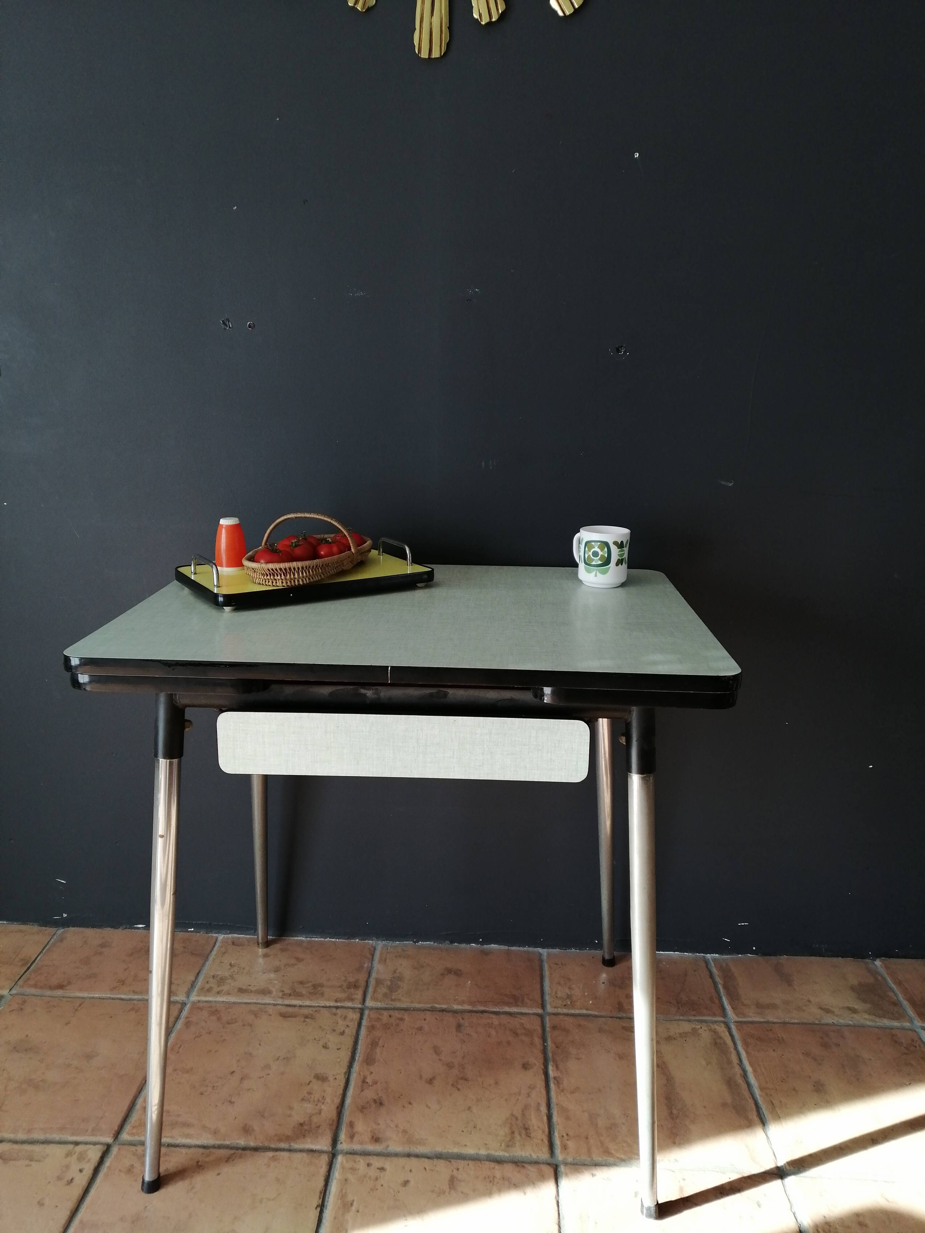 Green water formica table 70s