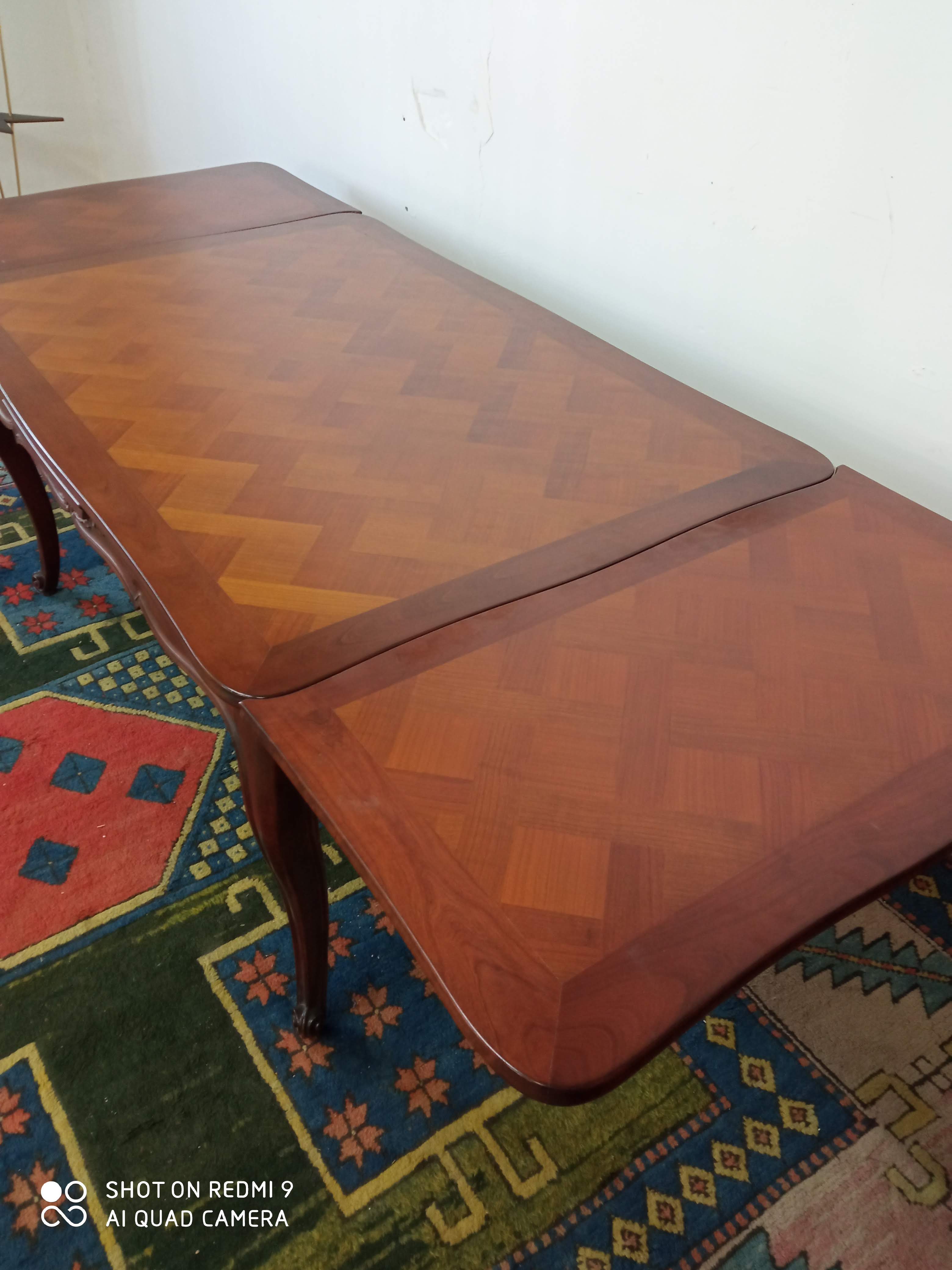 Table feet curved Louis XV style