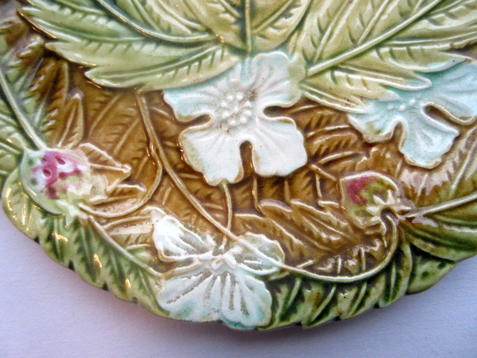 Assiette en barbotine Onnaing fraises fleurs et feuilles de fraisier