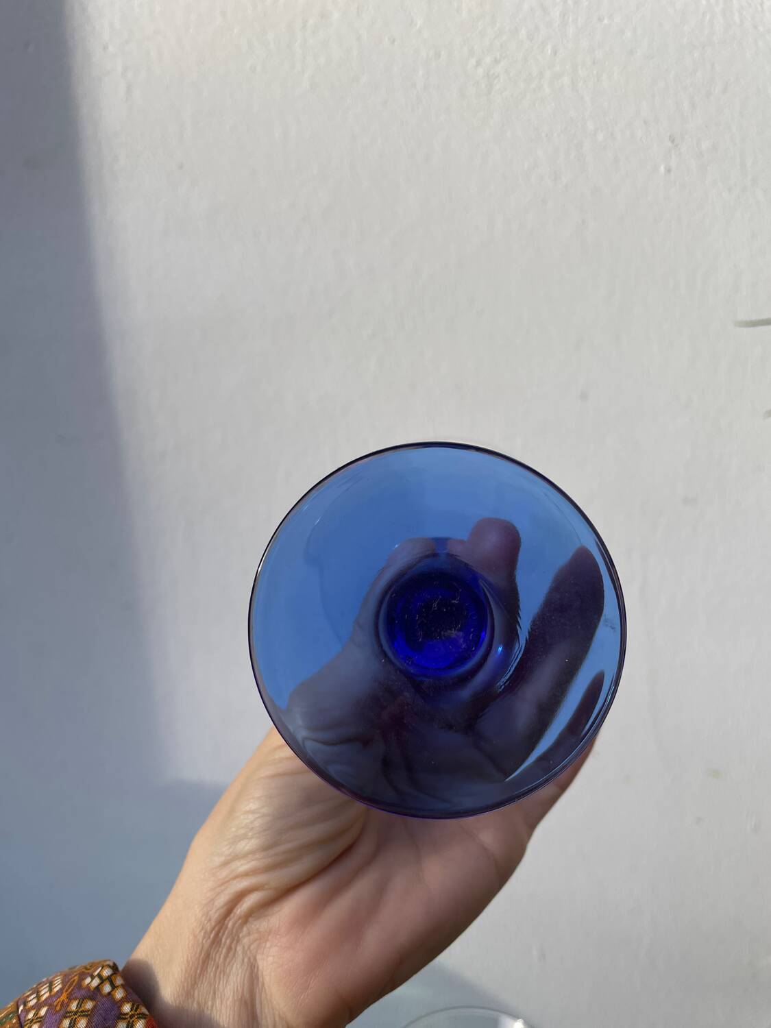 6 coupes à cocktails en verre bleu 1980