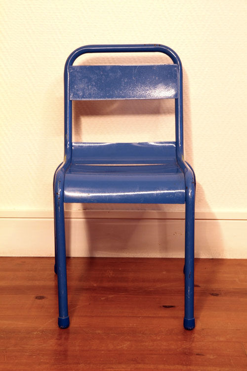 Chaise métallique industrielle bleue pour enfant