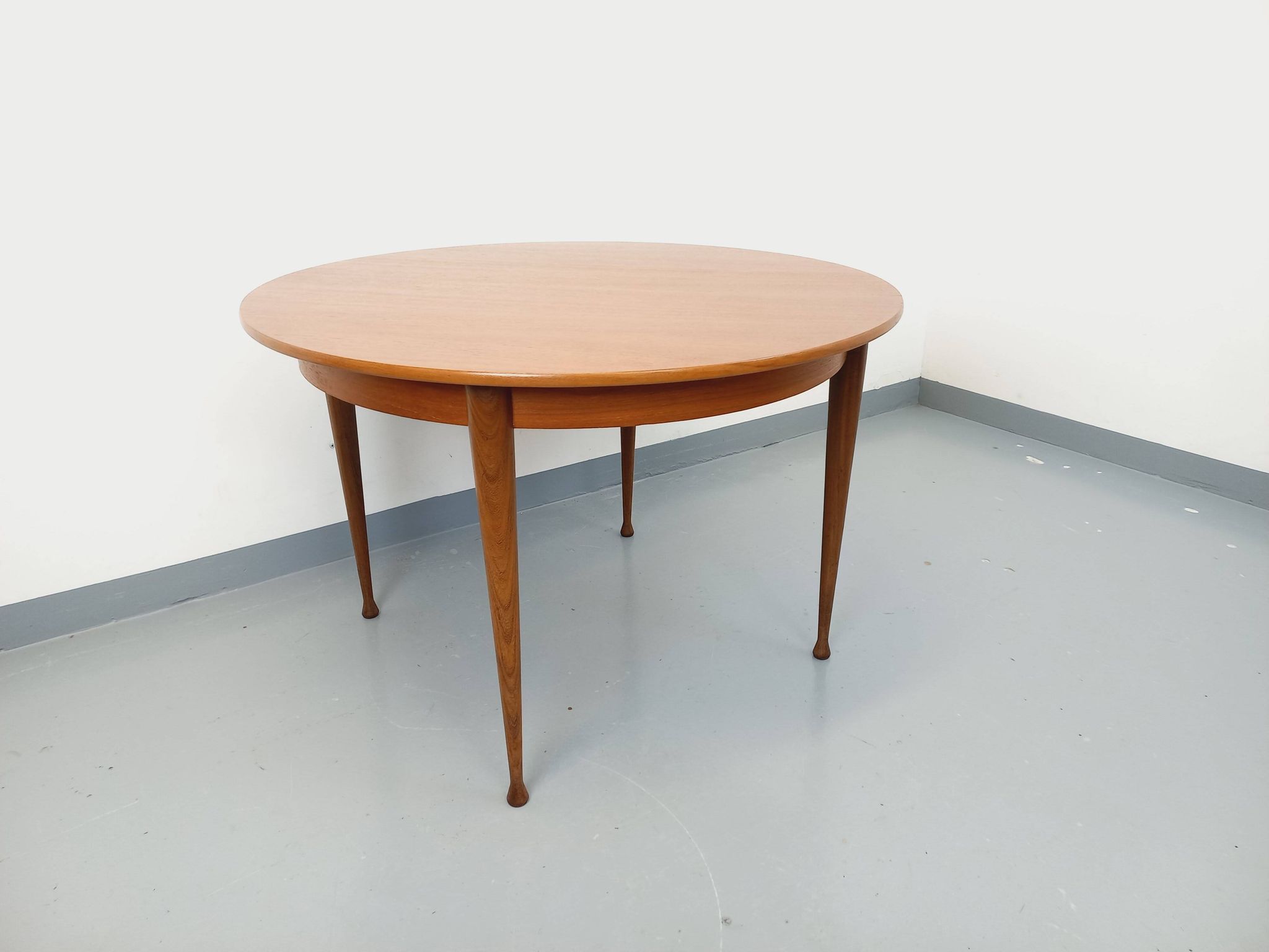 Round dining table in vintage Scandinavian style from the 50s and 60s in teak.