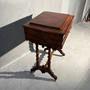 Table à coudre en bois ancien avec tiroir.