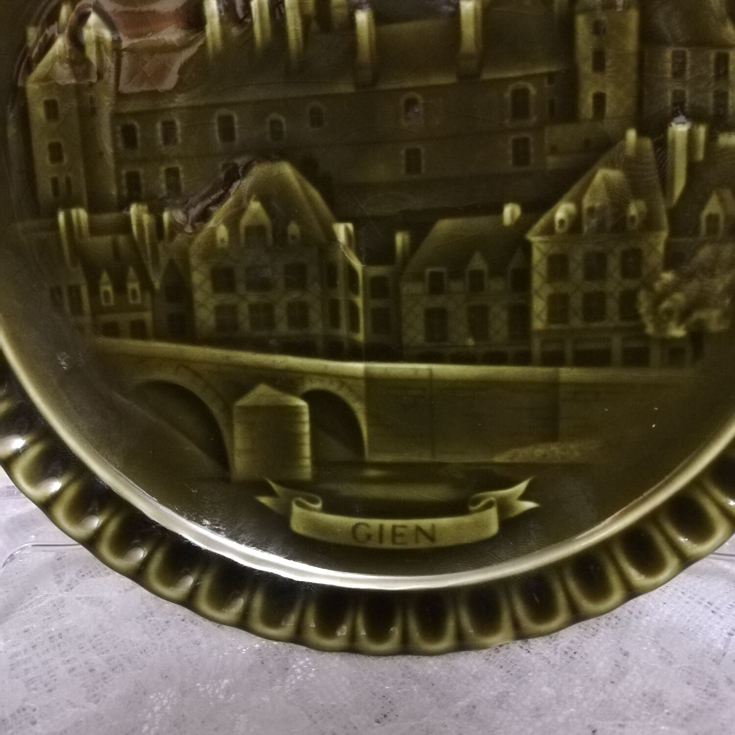 Plate in slip Gien decoration " castle of Gien "