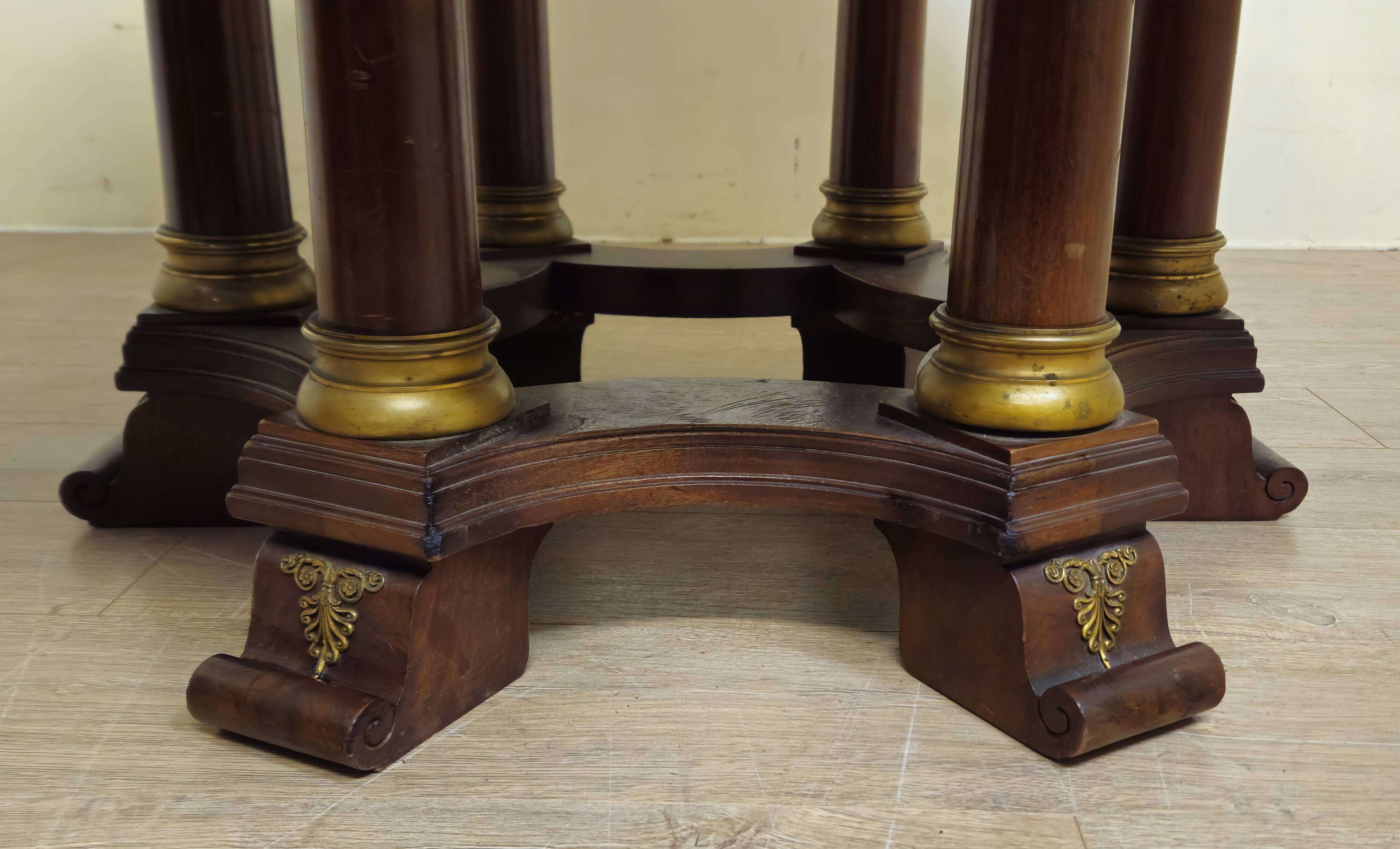 Large extendable round table – column leg – Empire period / mahogany