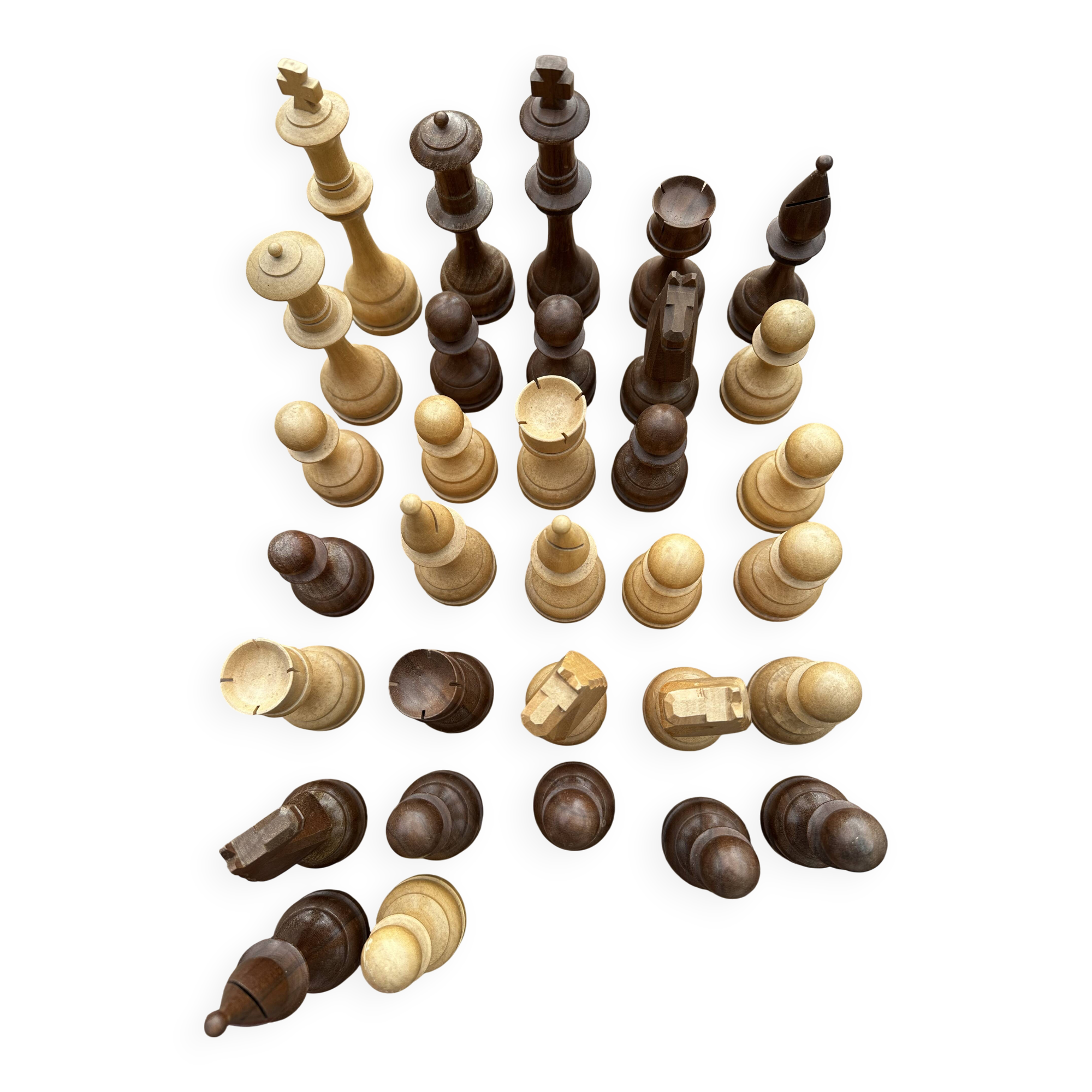 32 Staunton chess pieces in turned boxwood