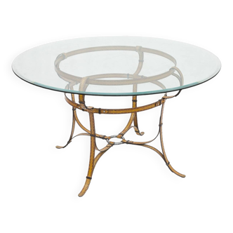 Round dining table