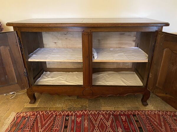 Bahut style louis xv regional en noyer massif