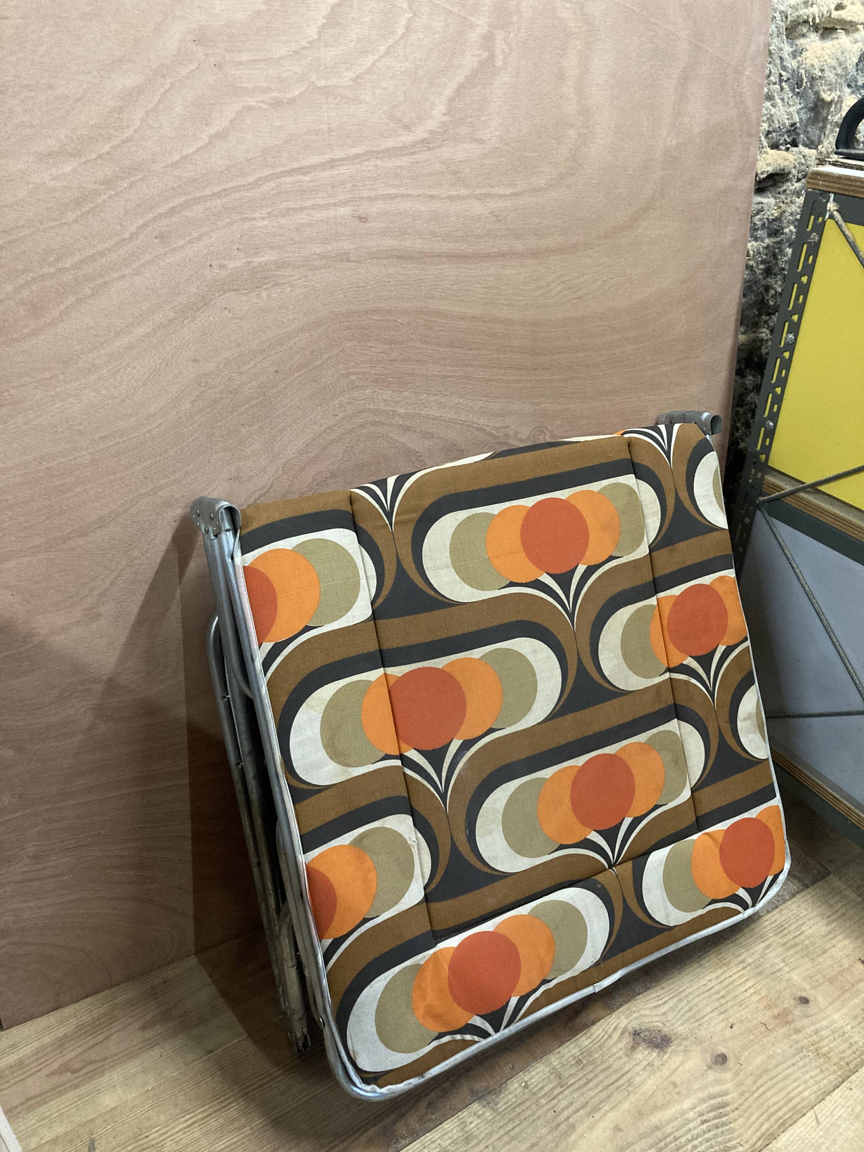 1970 orange pattern / chaise longue / vintage camp bed in metal and fabric