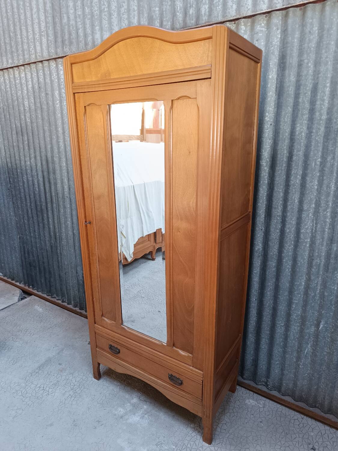 Vintage Parisian wardrobe - bonnetière