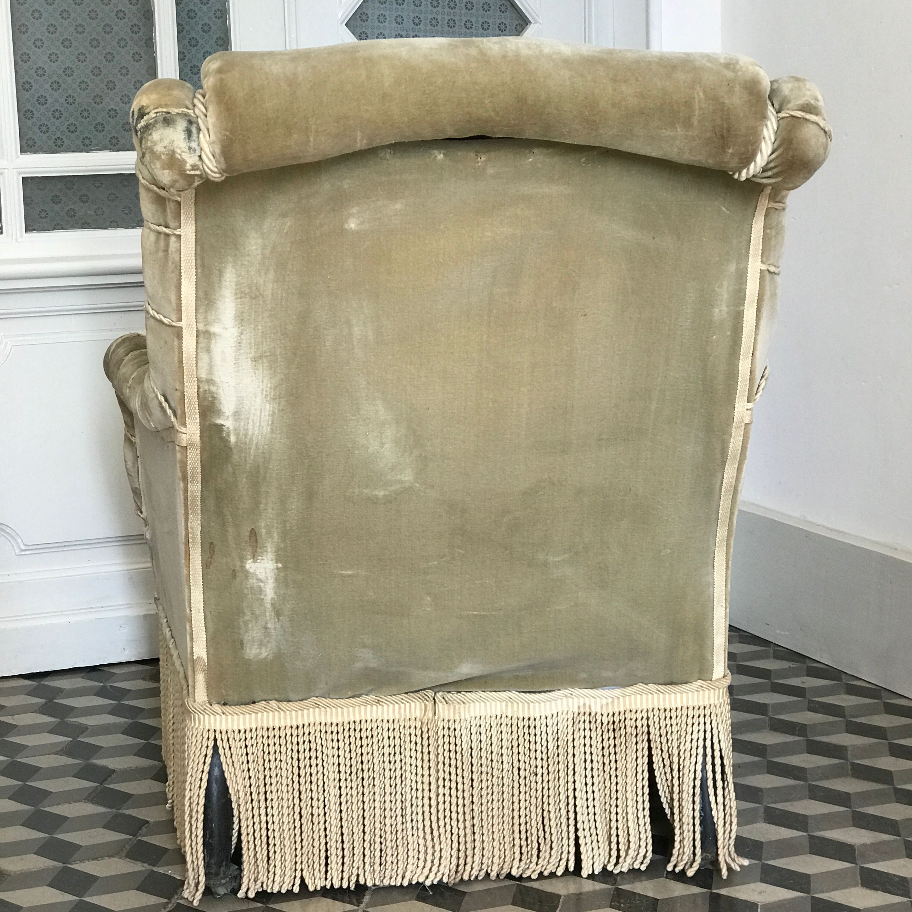 Green tod chair with twists