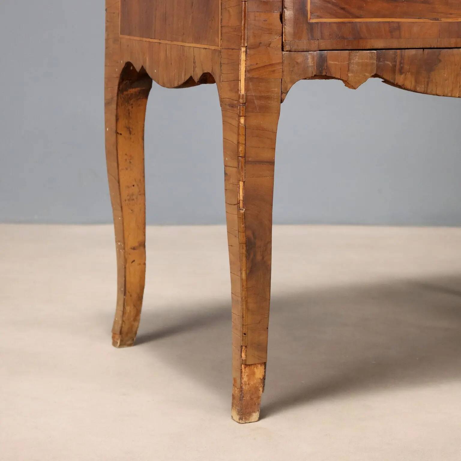 Antique baroque bedside table in walnut and maple, Italy, 18th century.
