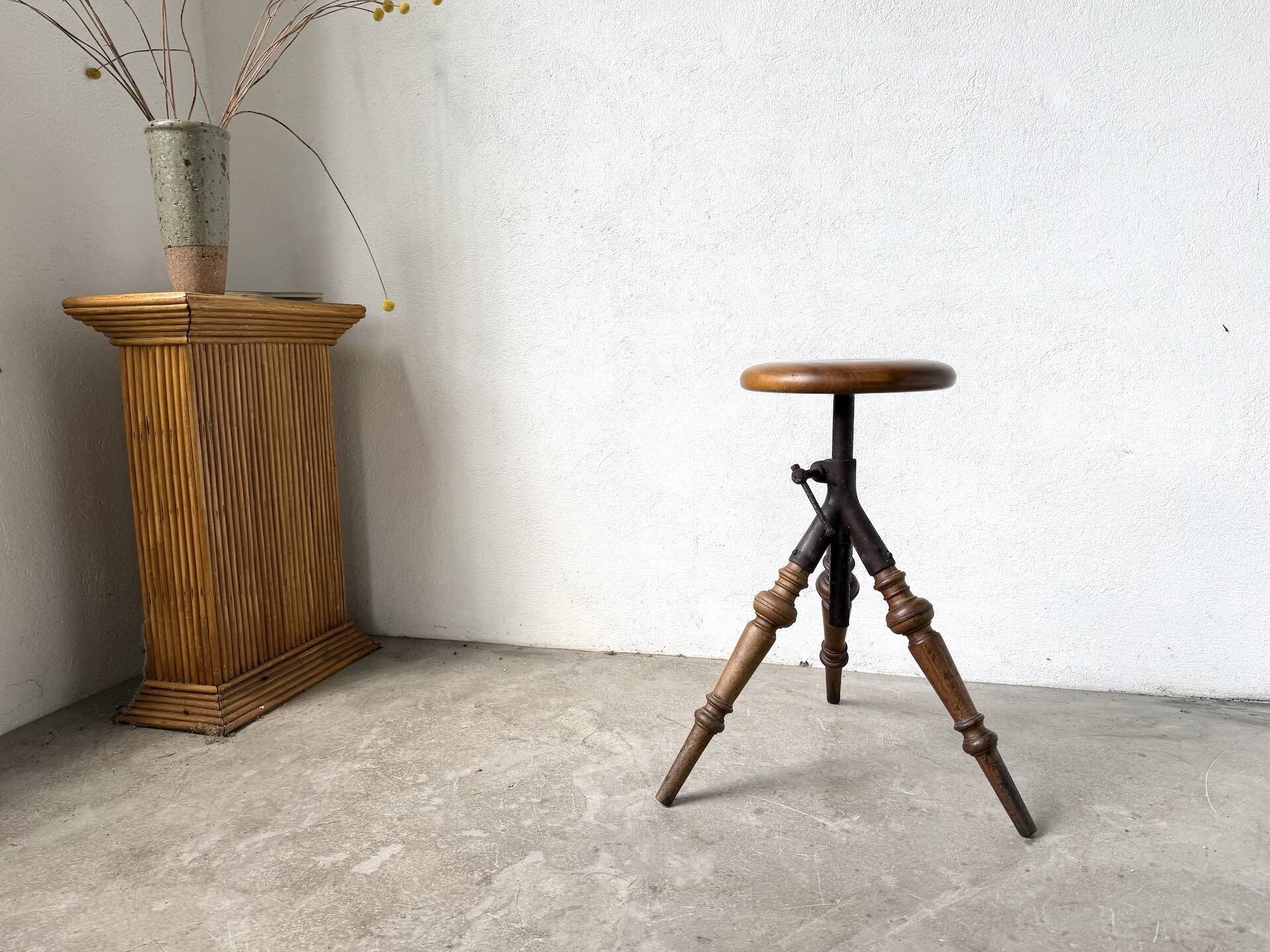 Tripod workshop stool in turned wood and cast iron — circa 1900