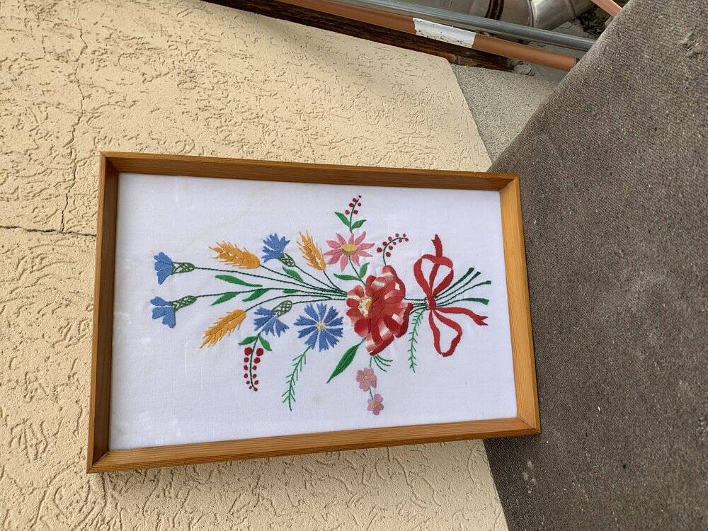 Tableau brodé Kalocsa multicolore sur fond blanc, cadre bois et verre, vintage années 1950
