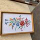 Tableau brodé Kalocsa multicolore sur fond blanc, cadre bois et verre, vintage années 1950