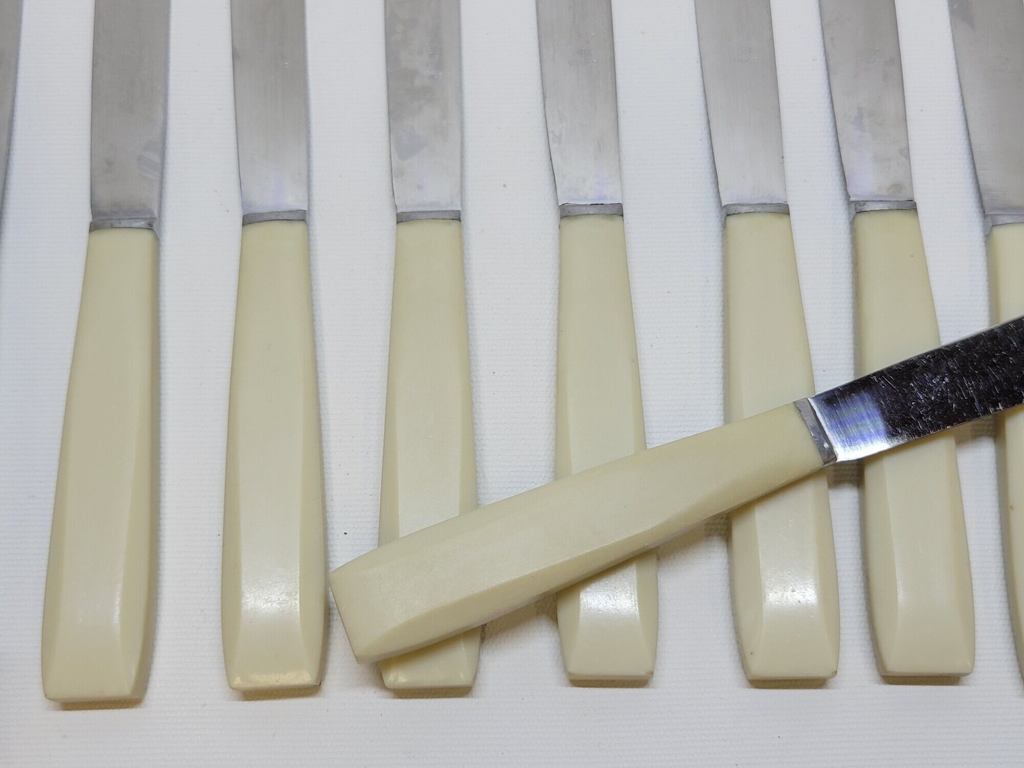 Household box of 12 vintage stainless steel knives and unbreakable resin