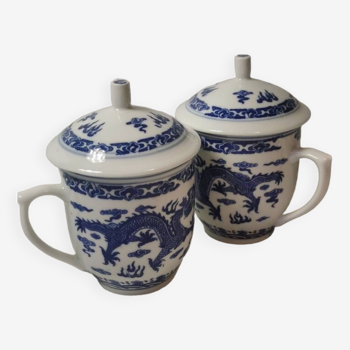 2 Tea Cups in Old Chinese Porcelain, covered cup with blue and white Double Dragon patterns
