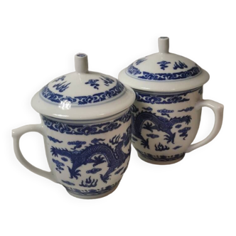 2 Tea Cups in Old Chinese Porcelain, covered cup with blue and white Double Dragon patterns