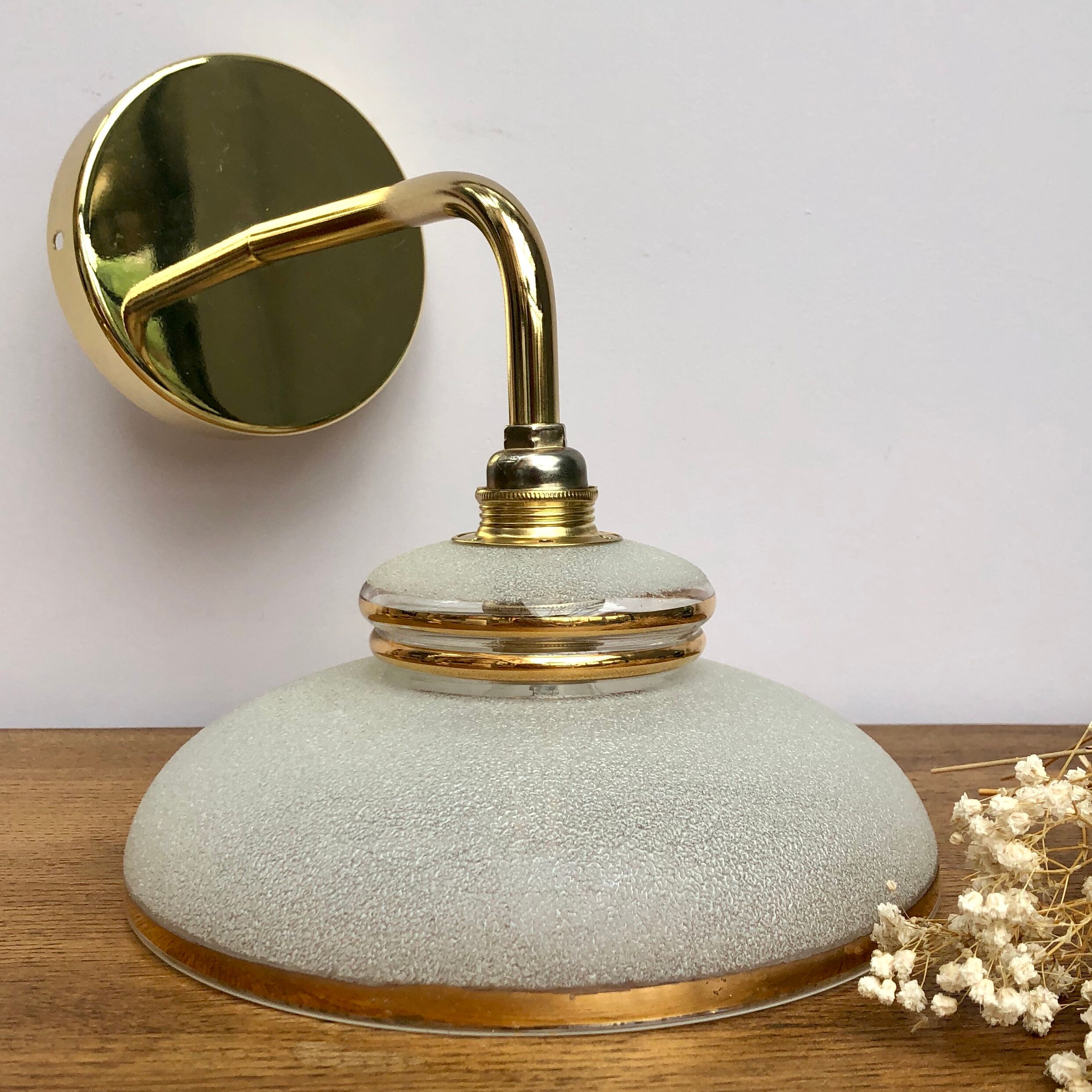 Wall light vintage lampshade in white and gold frosted glass.