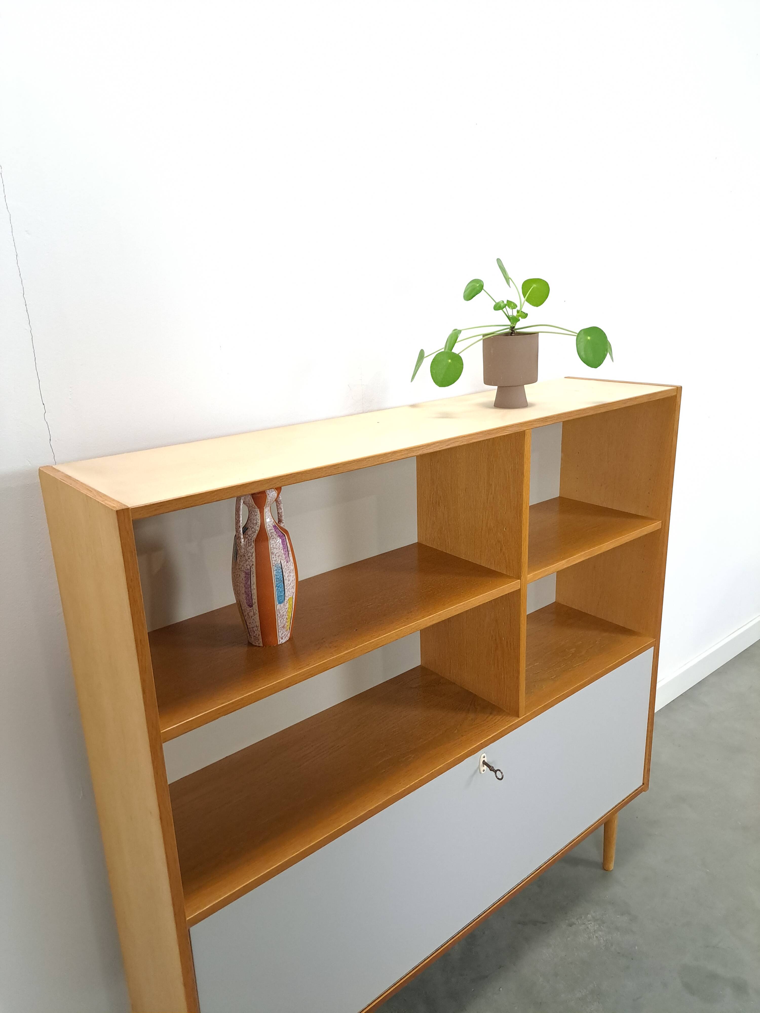 Deens Domino Mobler kast met klepdeur