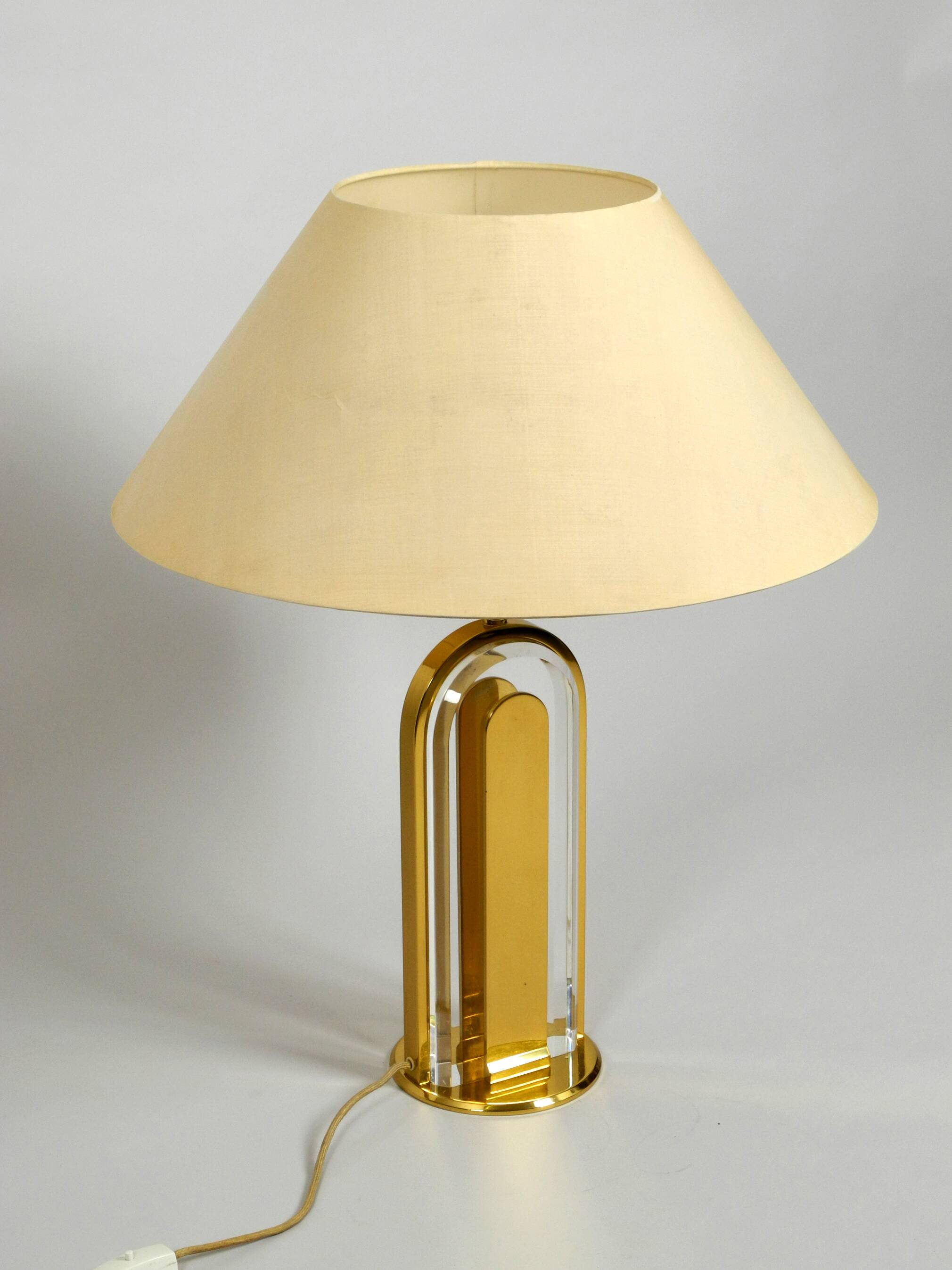 Lampe de table en verre et laiton XXL des années 1970 de la collection Vereinigte Werkstätten.