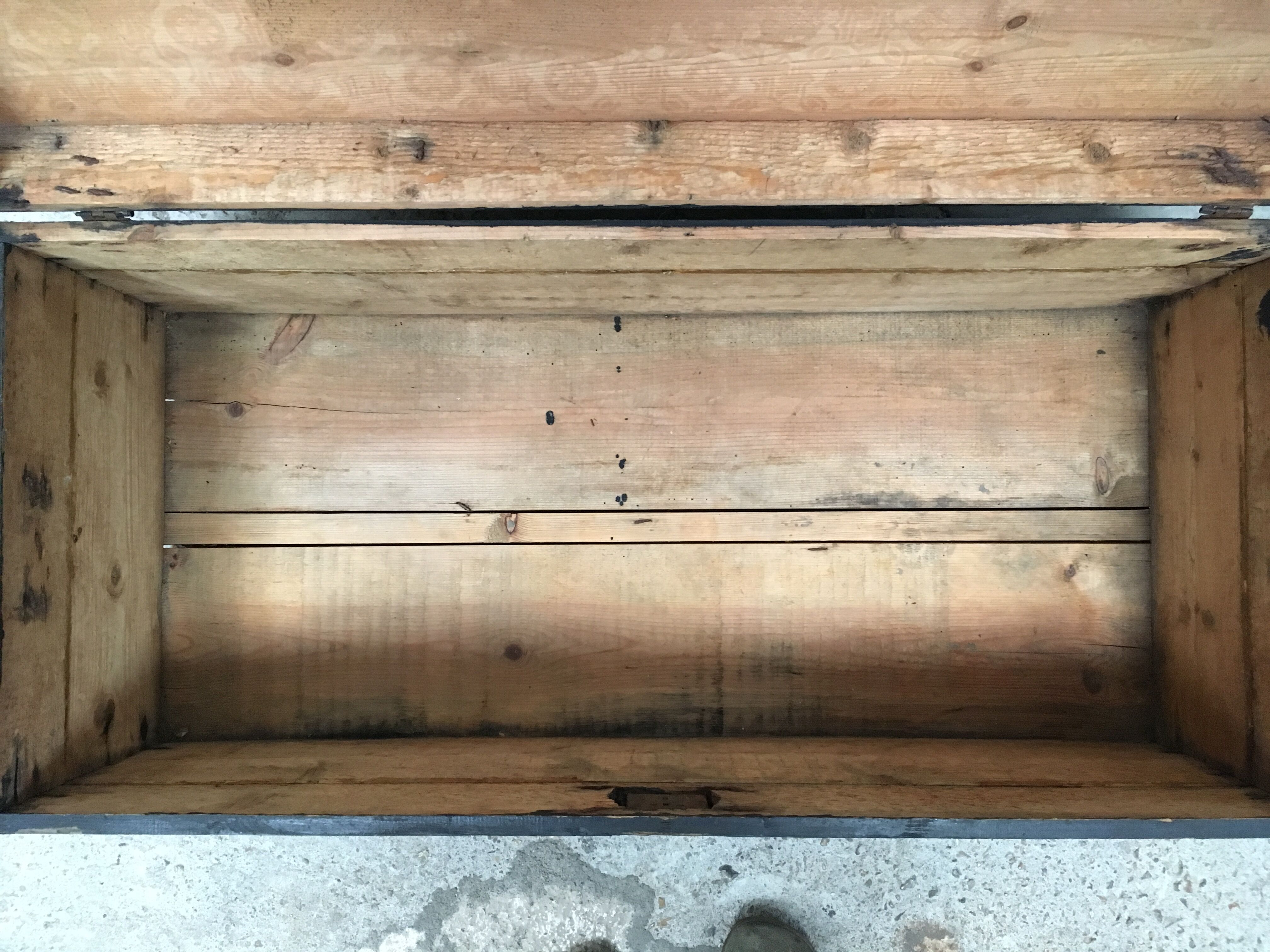 Matte black curved trunk