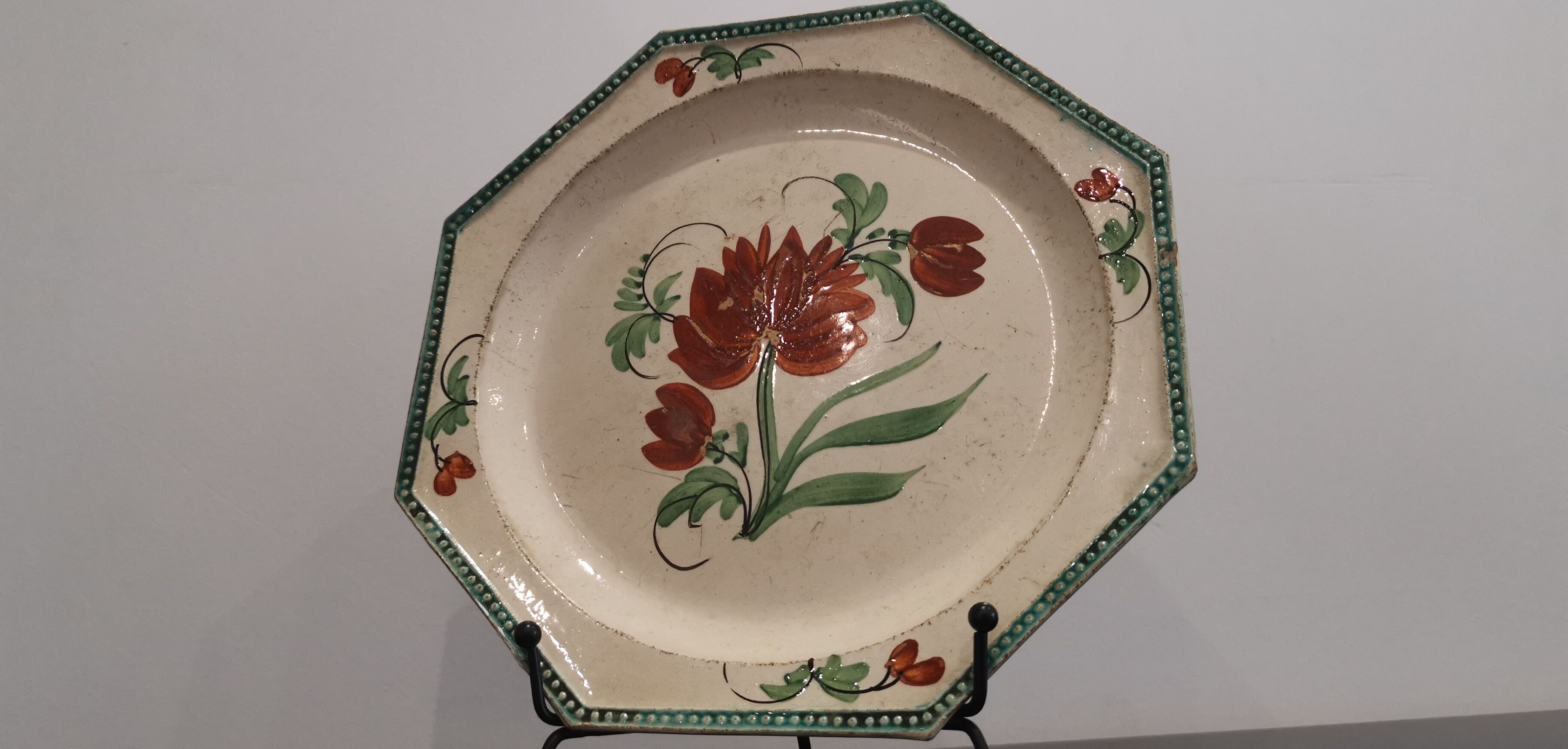 Ancienne assiette octogonale faïence fine polychrome Aumale début XIXe Empire