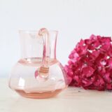 Pichet ancien en verre rose