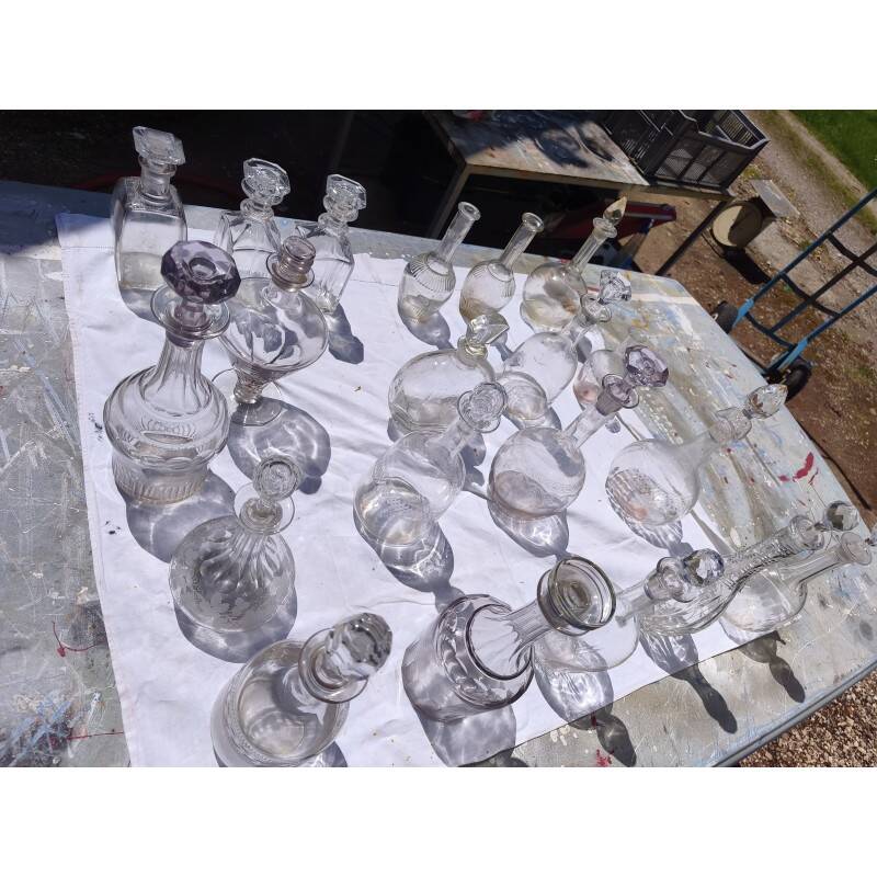 Lot de 20 carafes en verre et cristal