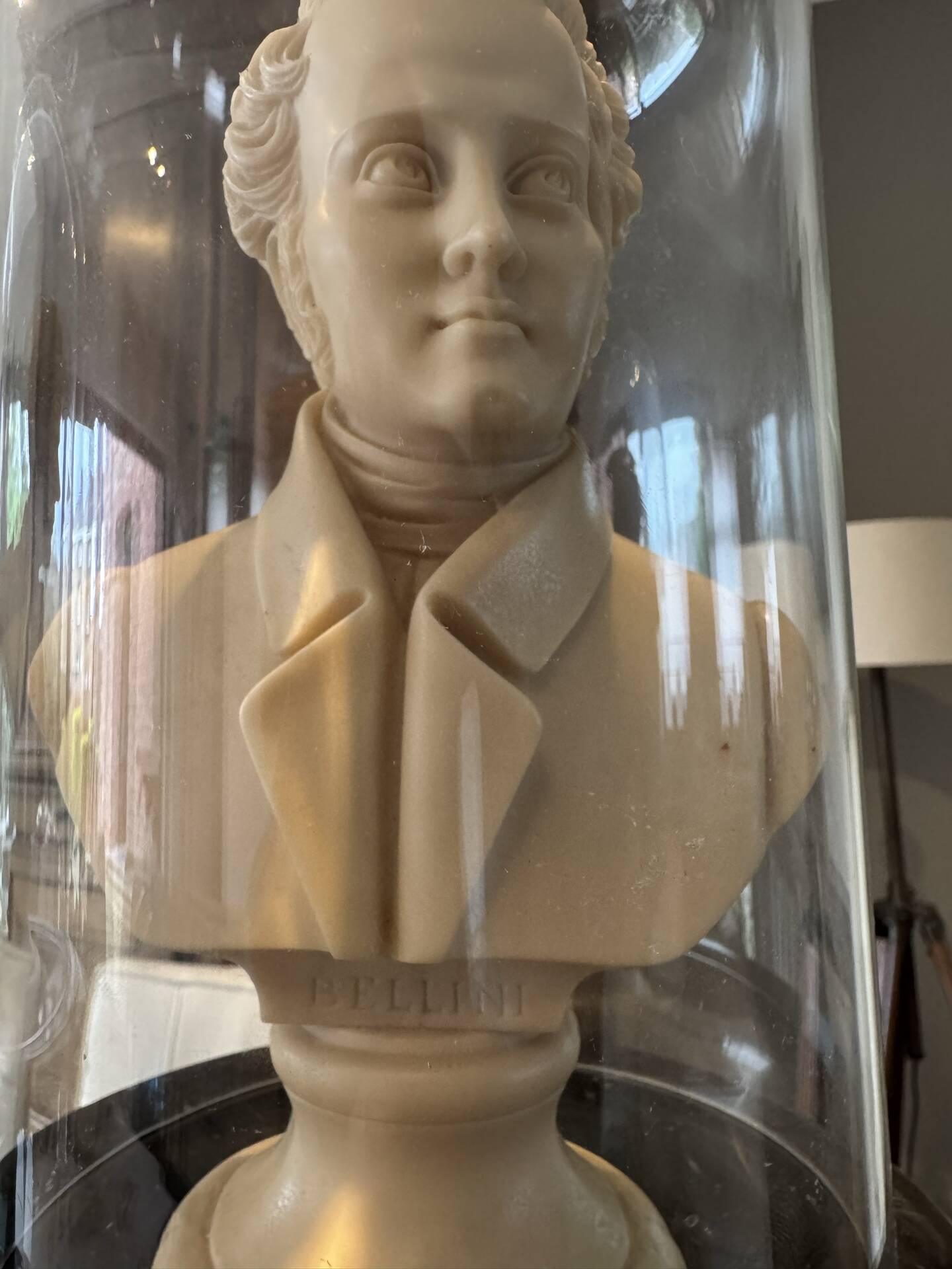 Paire de bustes Bellini et Puccini sous globe en verre.