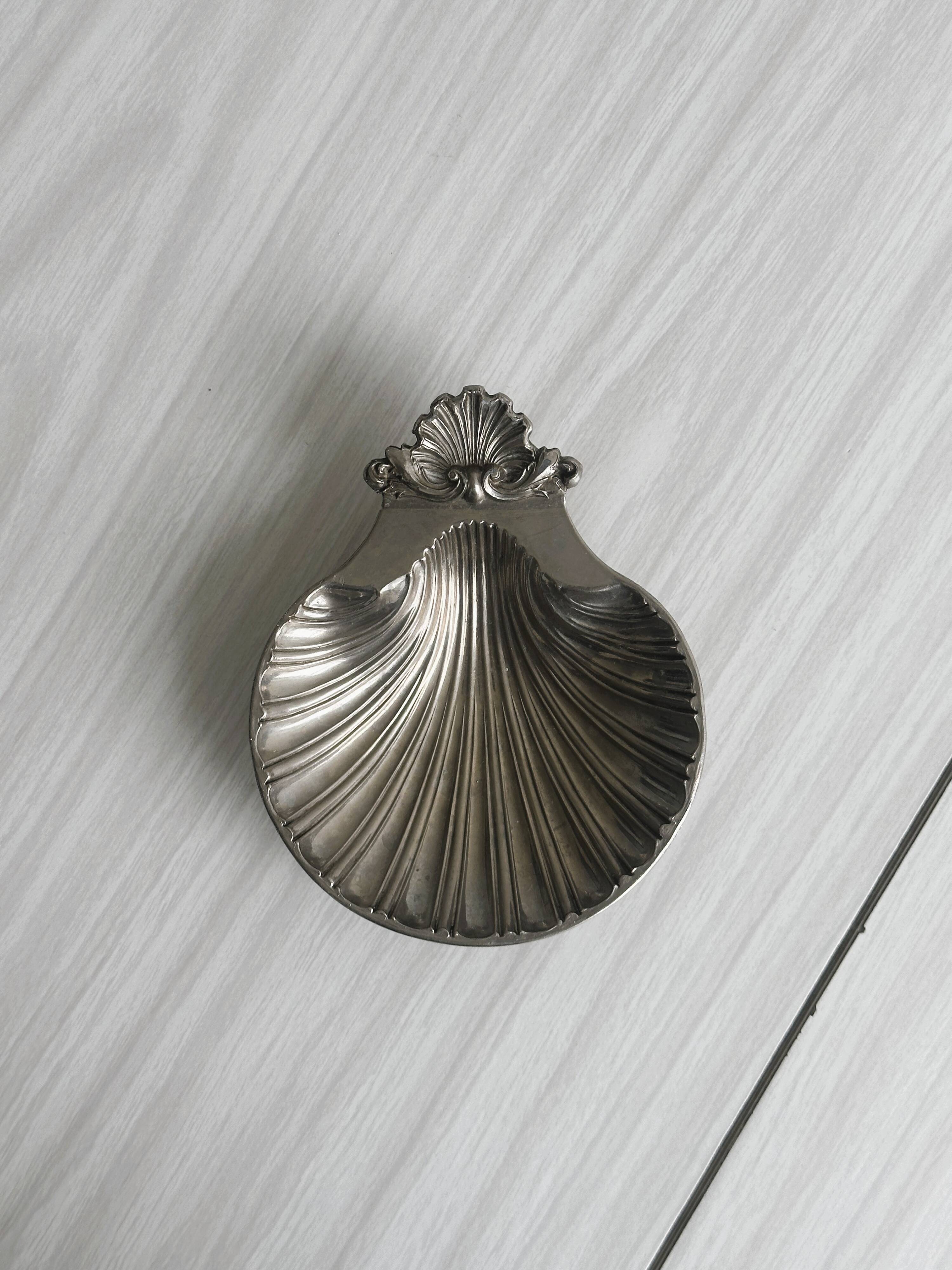 Silver metal shell emptier