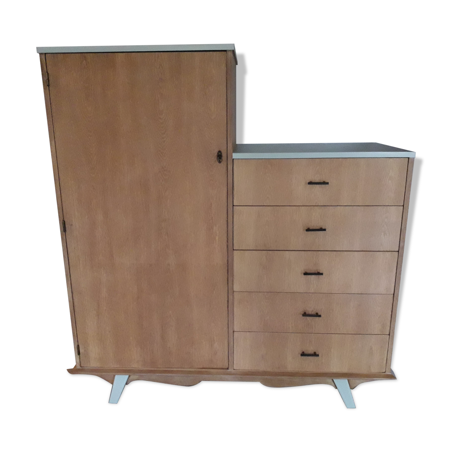 Armoire asymétrique pieds moustache