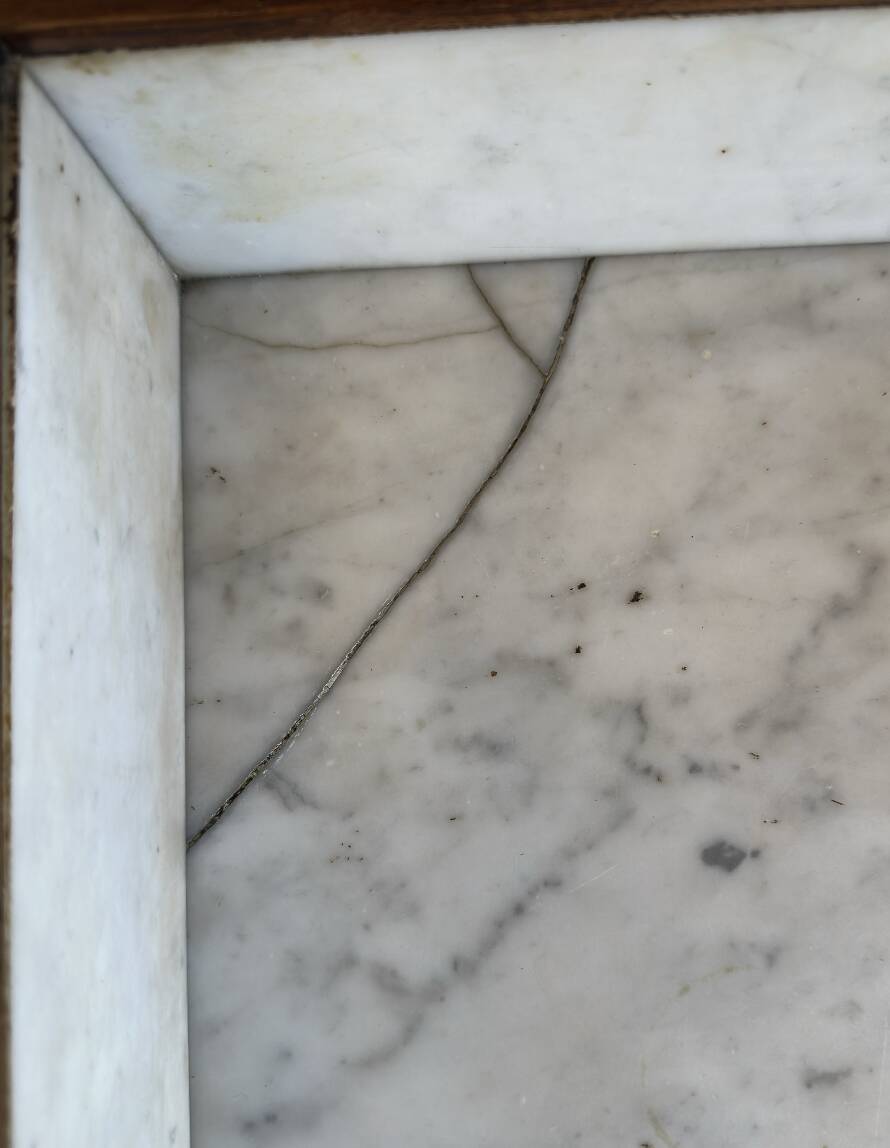 Meuble de toilette ancien avec marbre blanc et miroir