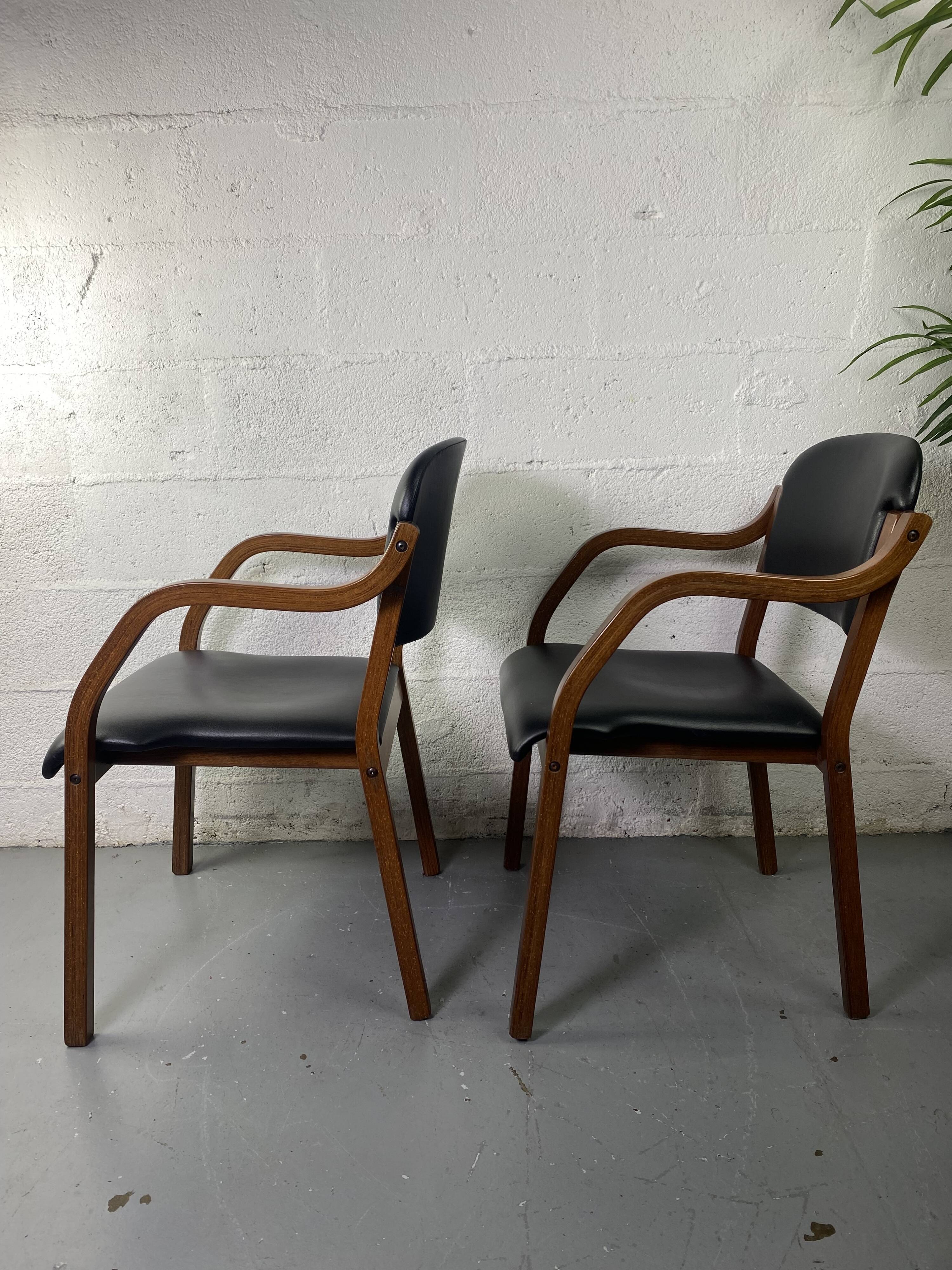 Paire de fauteuils en cuir et bois