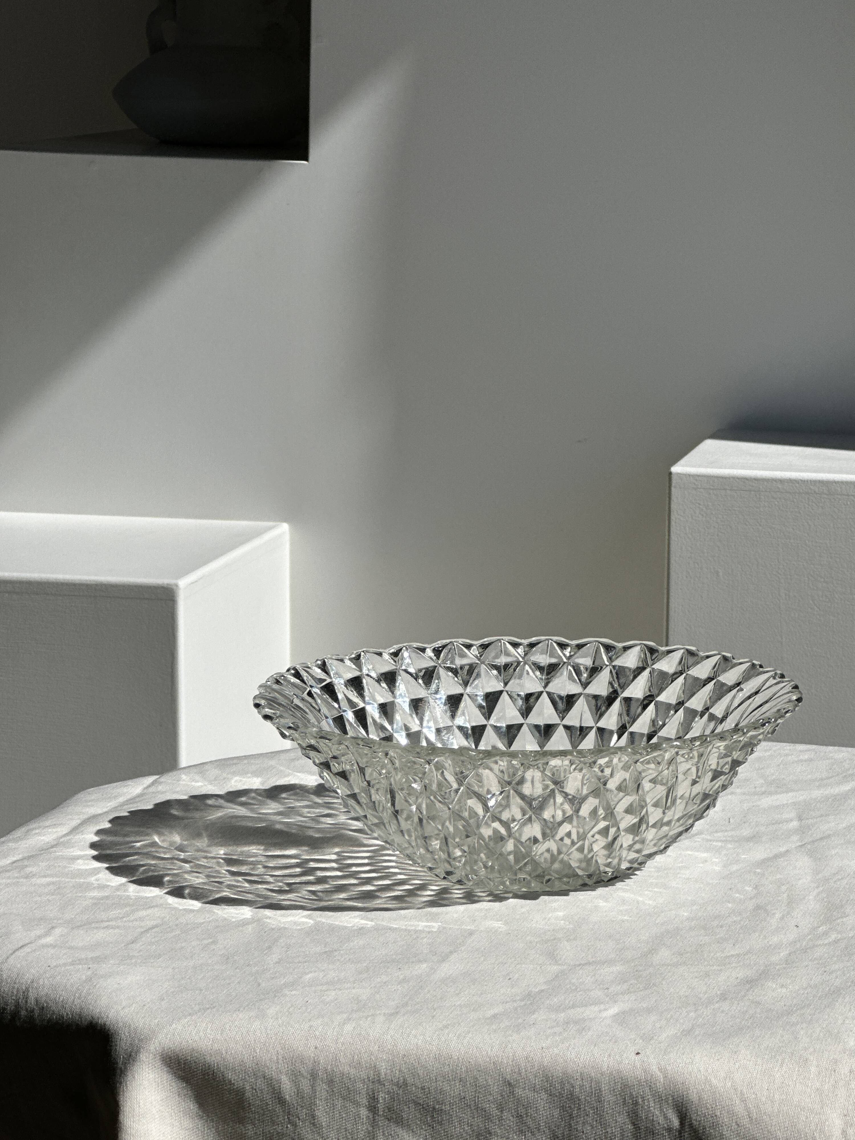 Large classic diamond-tipped glass salad bowl