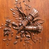 Cupidon exceptionnel cabinet en noyer style Louis XVI