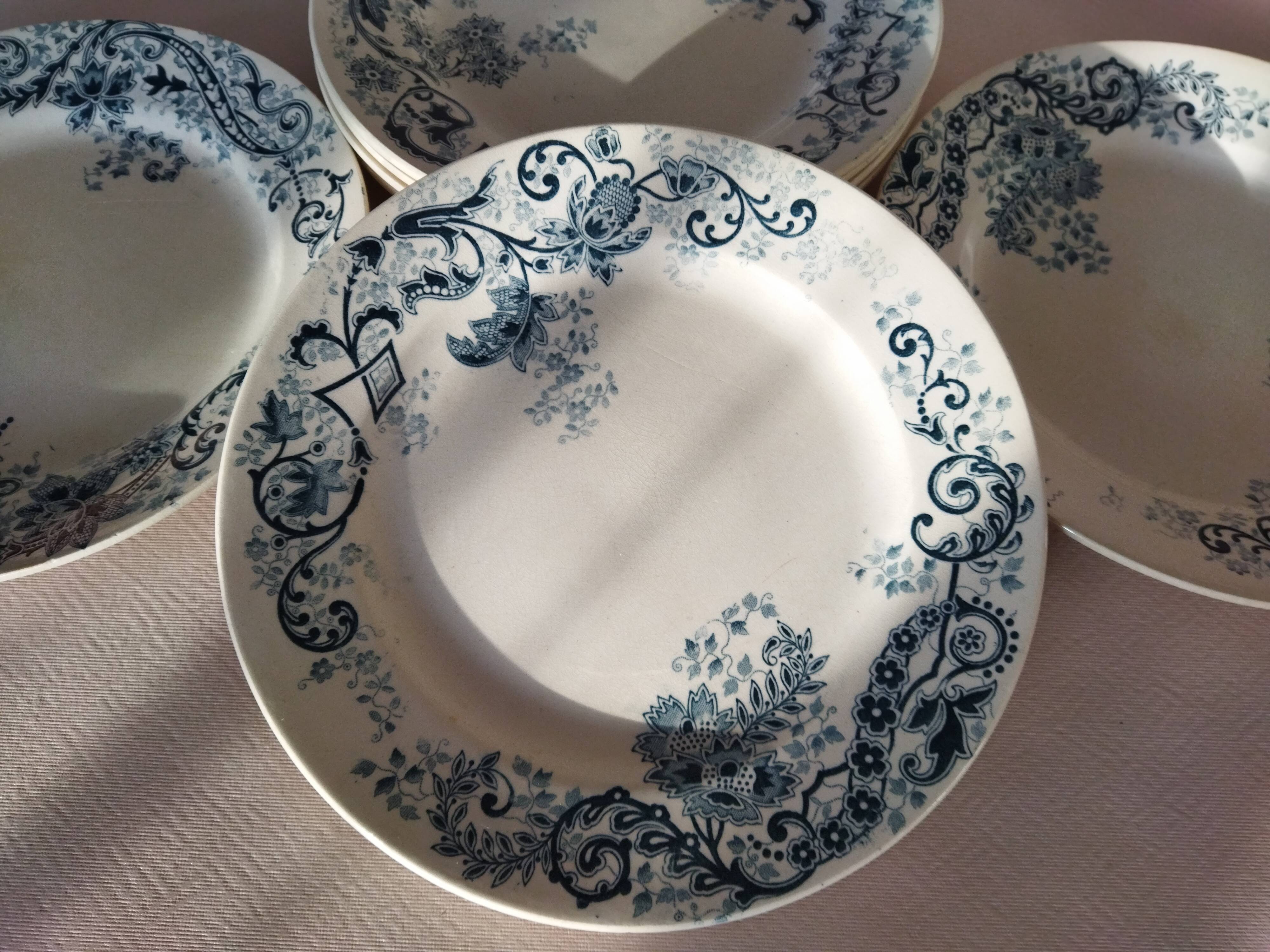 7 flat plates in iron earth HB & Cie, model Sévigné (Choisy-le-Roi)