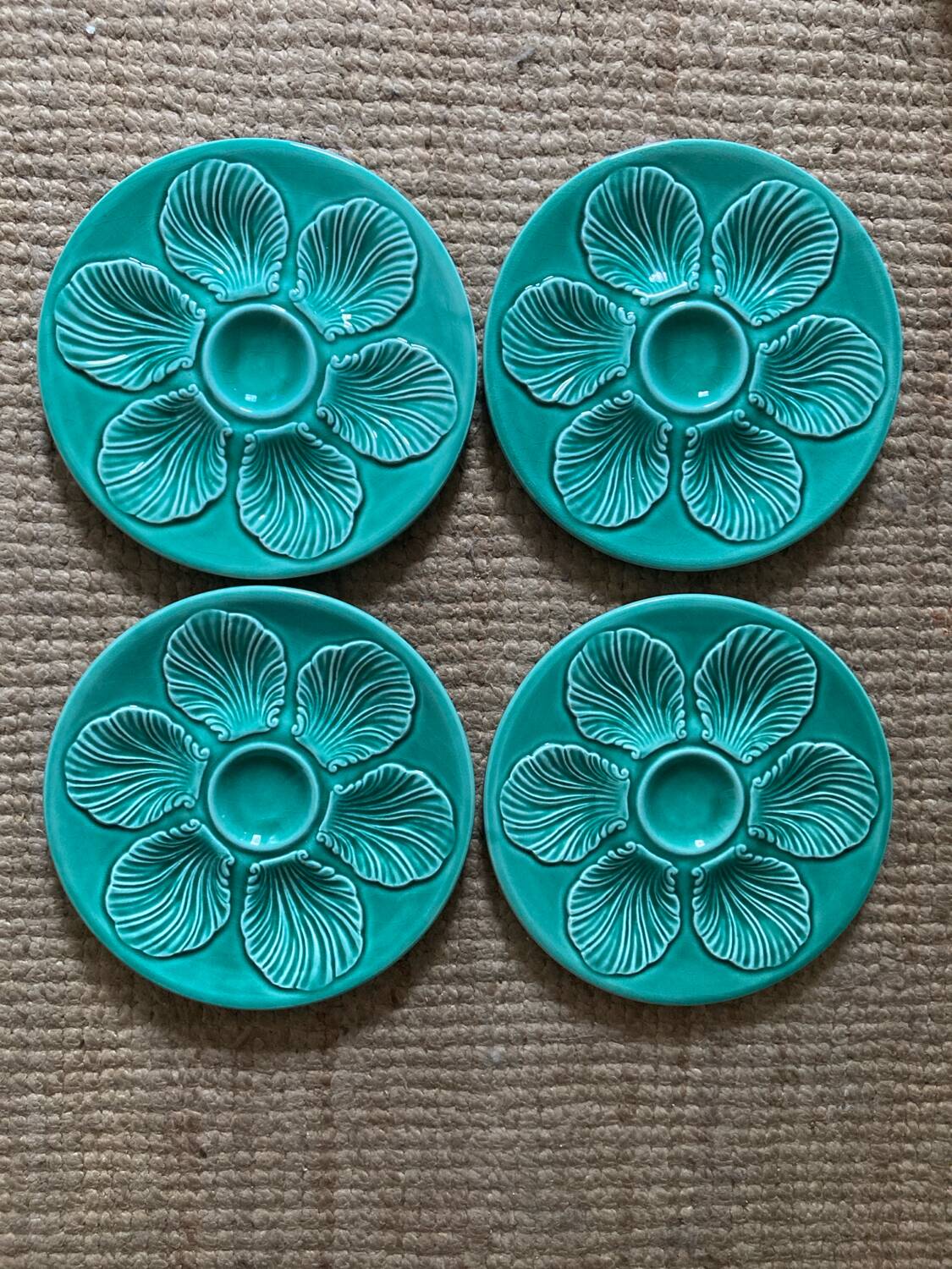 Barbotine plates for shellfish