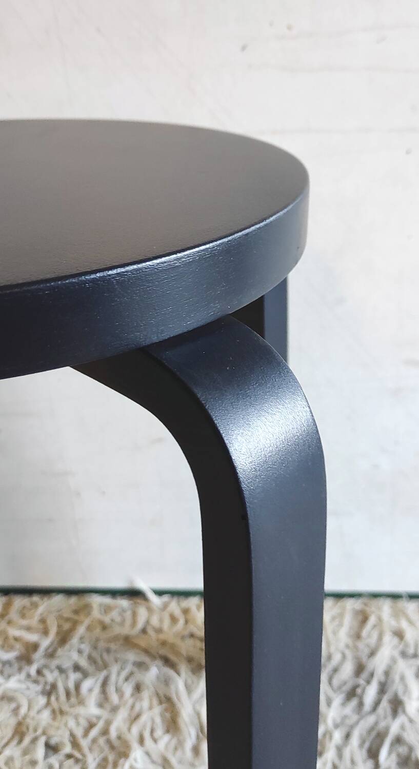 Designer stool in black lacquered solid wood - 80s/90s