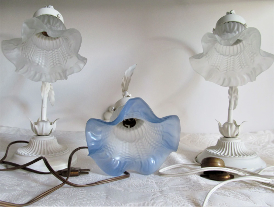 Ensemble de deux lampes de table et une applique murale en toleware avec bases métalliques