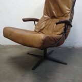 Fauteuil pivotant industriel en cuir cognac