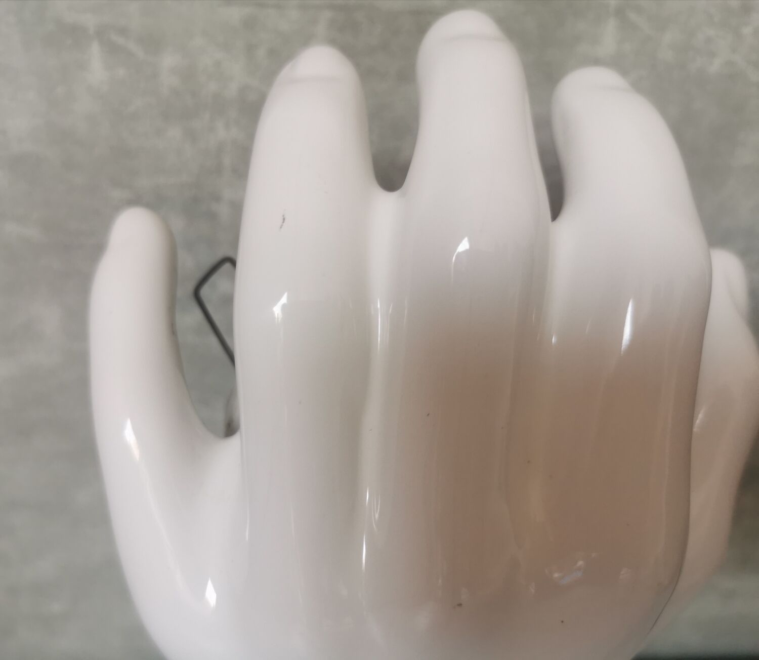 White ceramic hand wall lamp