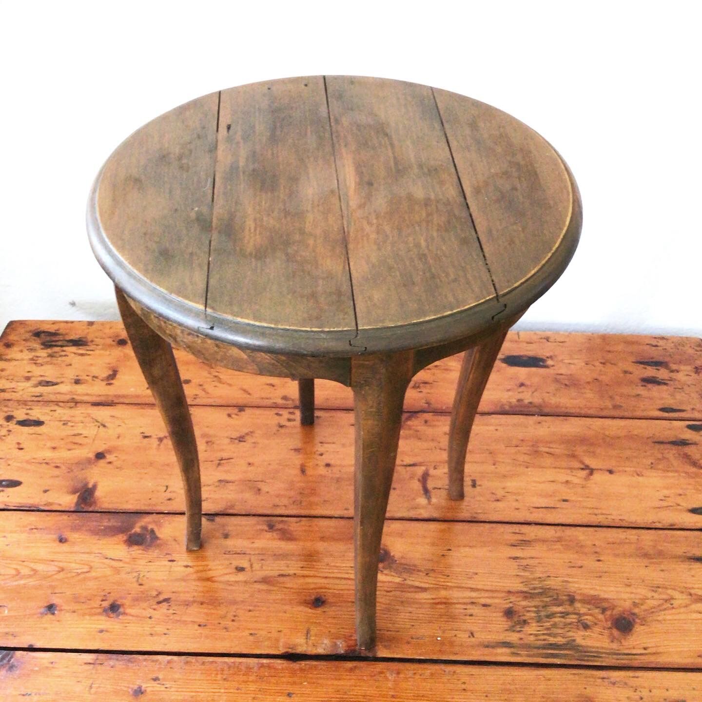 Quadripod pedestal in solid wood