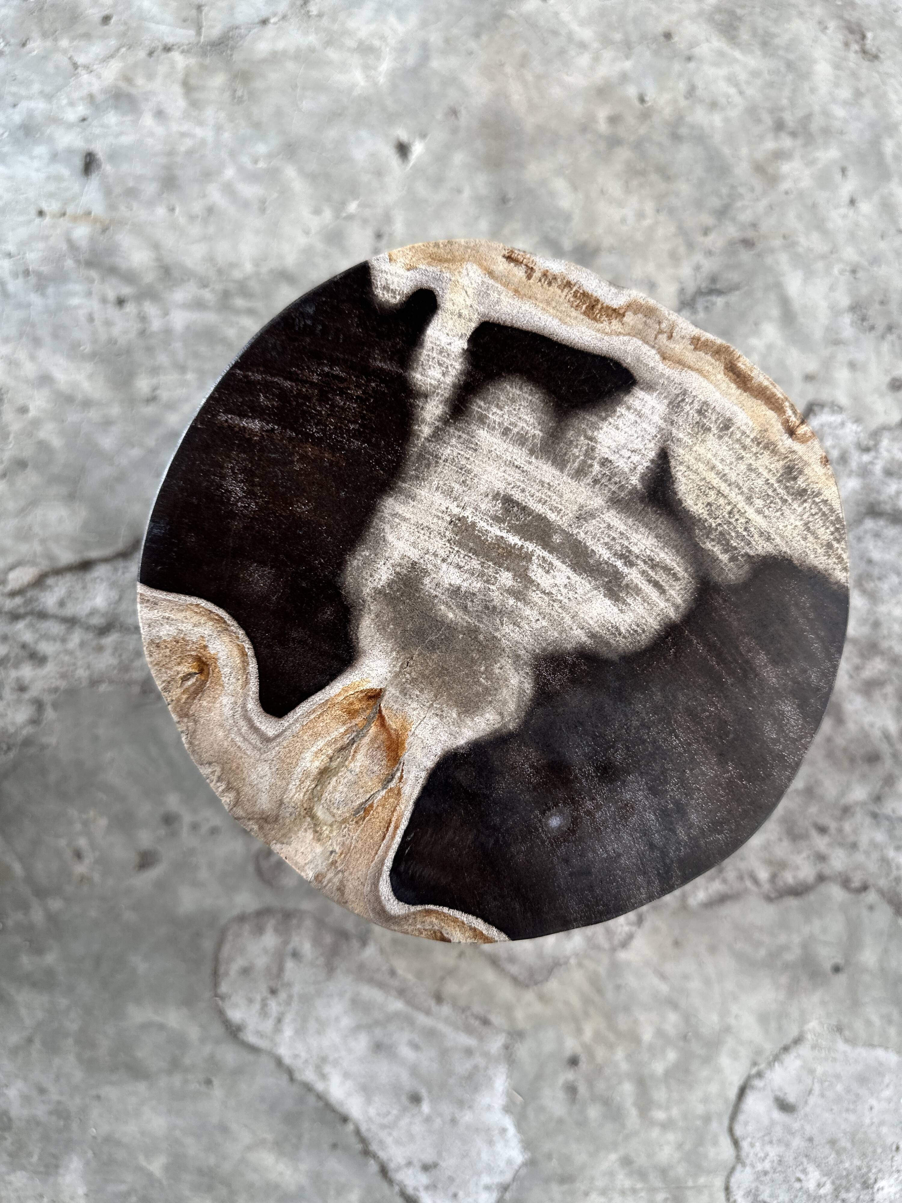 Small black, white and gray petrified wood side table H28cm D:18.5