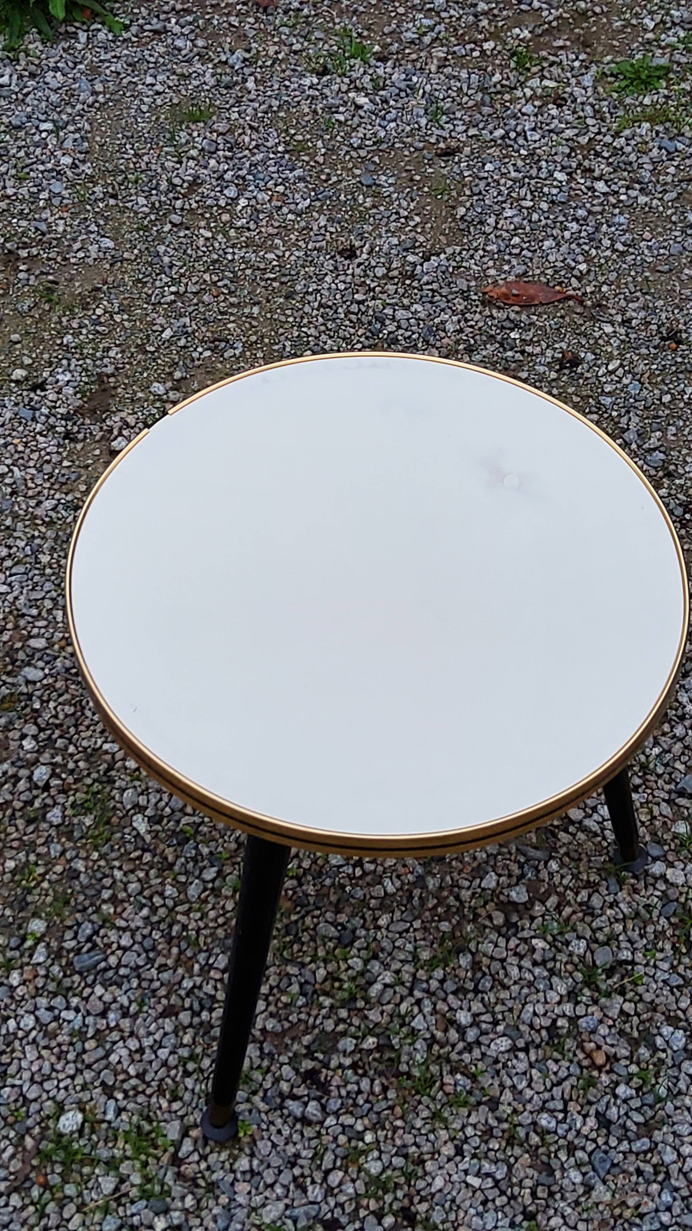 Table d’appoint vintage des années 60 piètement tripode bois noirci plateau formica blanc